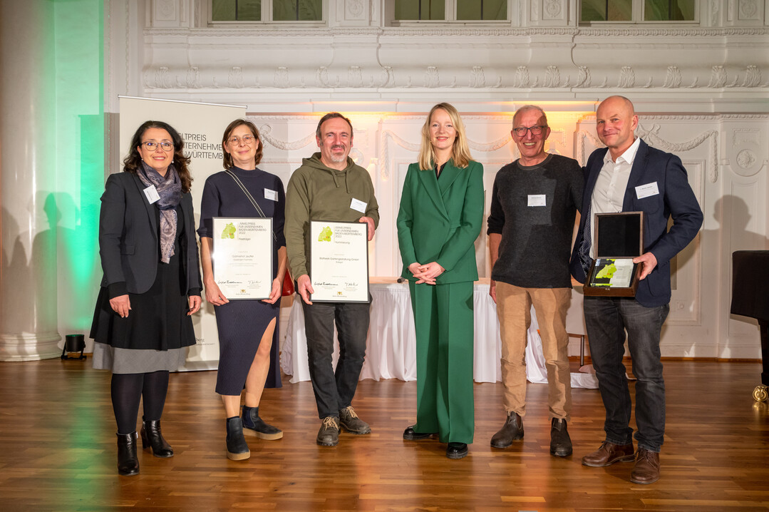 Nominiert waren für die Kategorie Handwerk sowohl der Gärtnerhof Jeutter, der letztendlich gewann, als auch Blattwerk aus Stuttgart, die als nominierter Betrieb mit einer Urkunde ausgezeichnet wurden (Zweite von links: Nicole Jeutter, dann Stefan Böhm (GF Blattwerk), Umweltministerin Thekla Walker, Hartmut Bremer (GF Blattwerk) und Martin Jeutter