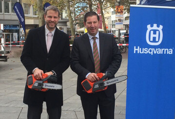 Ulms Baubrgermeister Tim von Winning (links) und Hans-Joachim Endress beim Start zur Baumpflege-Partnerschaft auf dem Mnsterplatz.