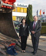 Keiko Fujiwara (Präsidentin Komatsu EU (KEISA), Peter A. Lehnhoff (geschäftsführender Gesellschafter) anlässlich der Vorstellung von Frau Fujiwara auf der Lehnhoff-Betriebsversammlung am 9. November 2015 in Baden-Baden