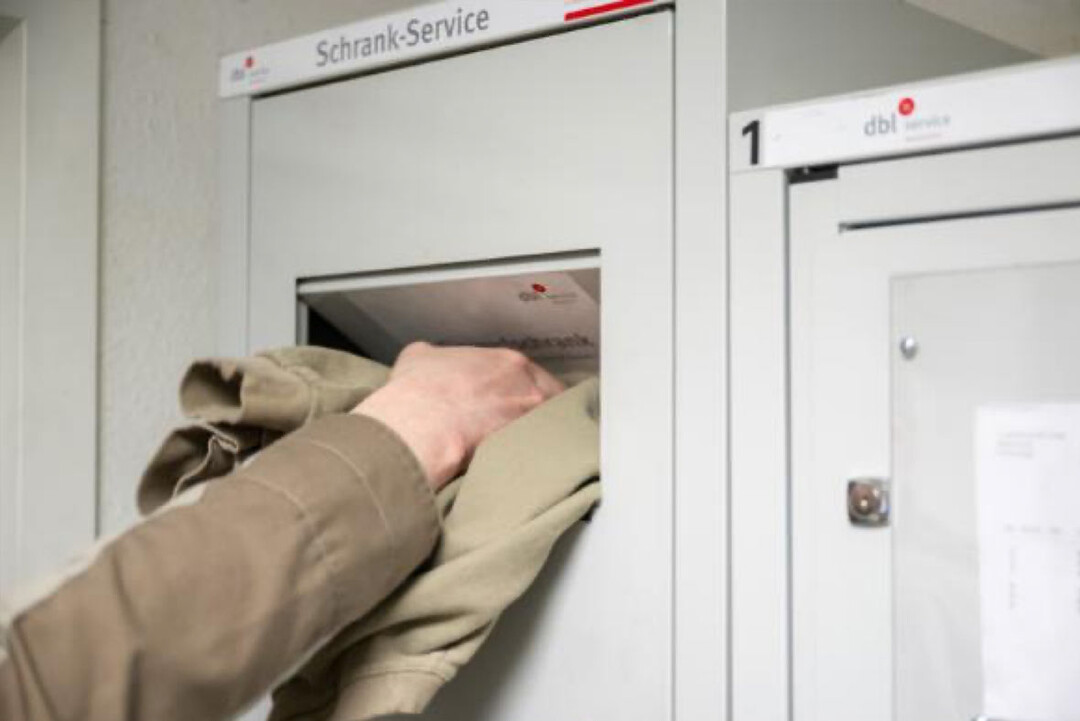 Abwurfbehlter und Schranksysteme im DBL Mietservice  so wird die getrennte Unterbringung von schmutziger und hygienisch gepflegter Berufskleidung in den Betrieben leicht gemacht.