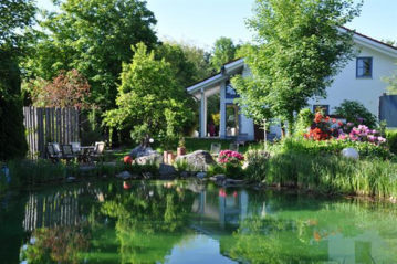 Regelmige Pflege berzeugt: 10 Jahre alter Schwimmteich glasklar