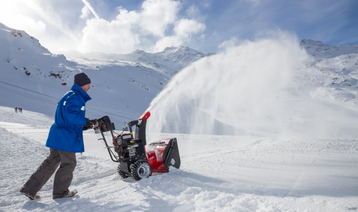 Die Herkules Schneefrsen Modelle in unterschiedlichen Arbeitsbreiten und Motorisierungen sind leistungsstark und der ideale Helfer fr den Winterdienst. Komfortable Bedienelemente, Griffheizung und Beleuchtung sorgen fr entspannte Arbeit.