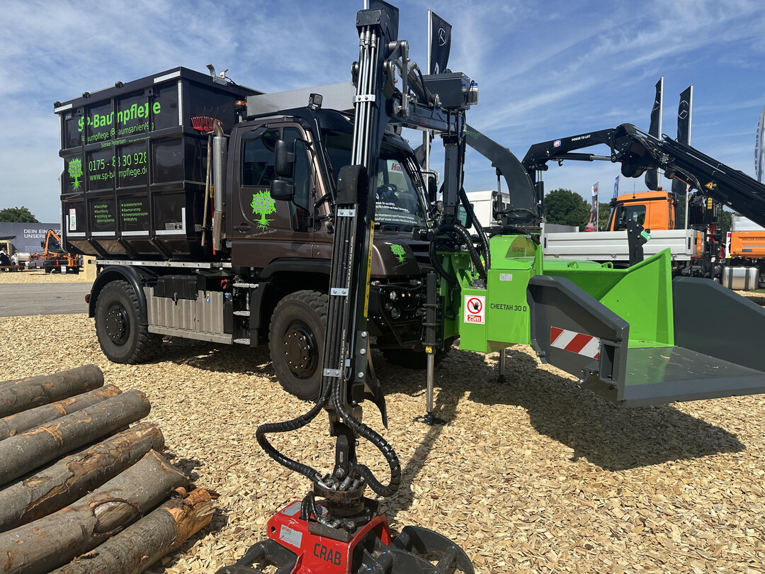Unimog stellt auch bereits ausgelieferte Fahrzeuge seiner Kunden aus - hier von Snke Petersen Baumpflege.
