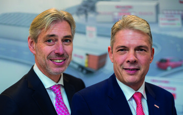 Die BAUKING-Vorstnde Andreas Strietzel (links) und Michael Knppel freuen sich ber den gelungenen Vertragsabschluss zur bernahme des Baustoffhndlers Krger & Scharnberg.