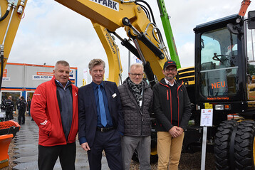 Starke Partnerschaft: HKL Marketingleiter Ulf Bge (2.v.l.) mit Experten von Yanmar CEE auf der NordBau 2017, (v.l.n.r.) Frank Thoss, Sales Director Central Europe, Andreas Hactergal, Sales und Marketing Director, Michael Fuest, Area After Sales Manager.