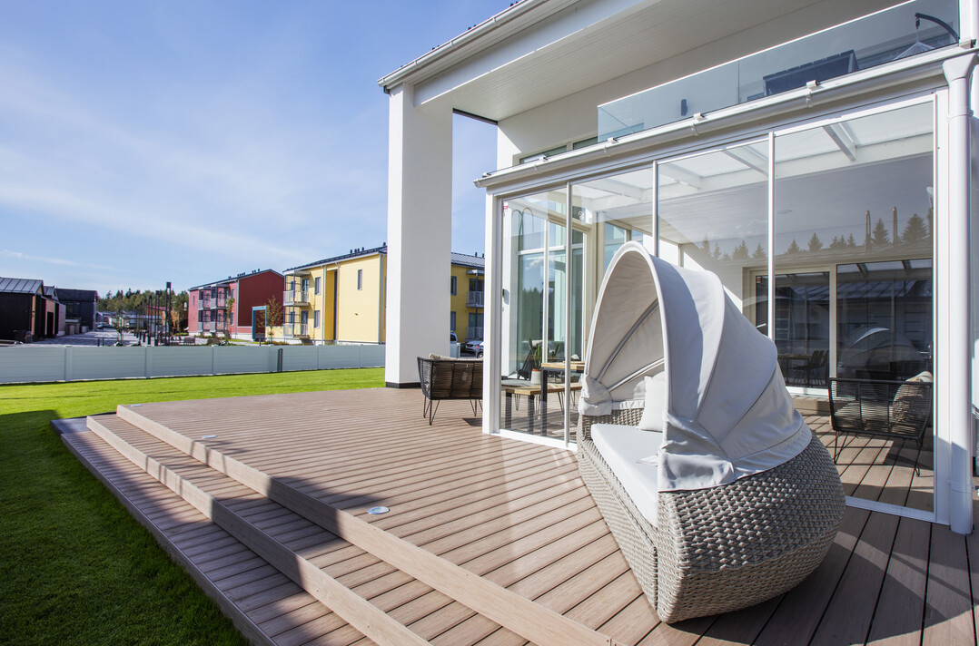 Komplettlösungen von Grad sind auch mit Terrassendielen aus Bioverbundsstoffen von UPM erhältlich