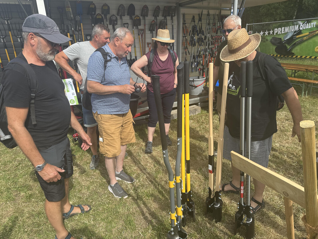 Wie bekommt man Urnen am besten in die Erde - bei Bosse Gartenbaubedarf ein Thema.
