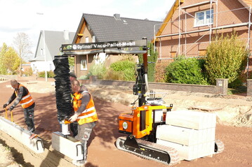 Das Optimas Vacu-Pallet-Mobil E kann bis zu 140 kg heben und bewegen. Aber alles geht so leise, dass eine Besprechung neben der Maschine ohne Probleme mglich ist.