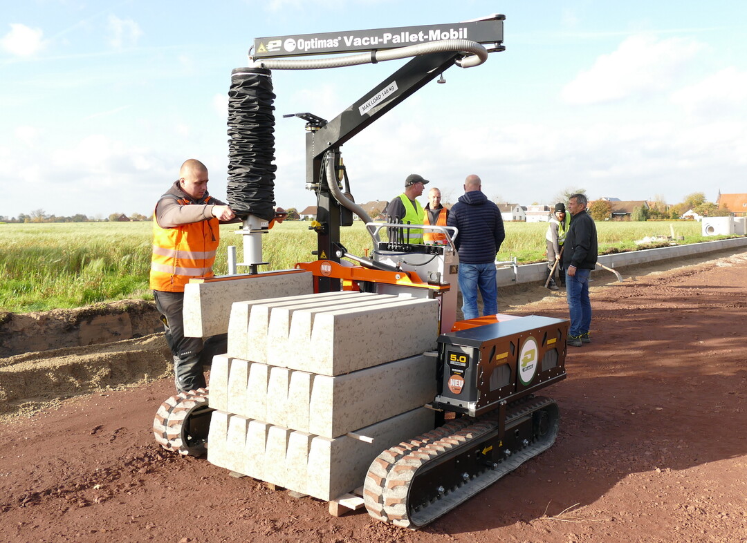 Das Optimas Vacu-Pallet-Mobil E kann bis zu 140 kg heben und bewegen. Aber alles geht so leise, dass eine Besprechung neben der Maschine ohne Probleme mglich ist.