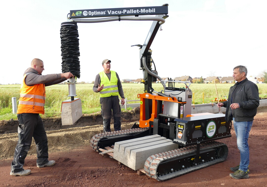 Uwe Scharnhorst, Geschftsfhrer der Uwe Scharnhorst Tief- und Straenbau GmbH, (rechts) beim ersten Einsatz des Optimas Vacu-Pallet-Mobil E. Er sagt: Unglaublich wie leise die Maschine arbeitet.