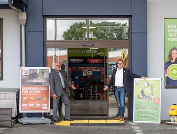 Michael Lemm (links), Vertriebsleiter im Fachbereich HKL BAUSHOP, und Jan Bttcher,
Niederlassungsleiter HKL Hamburg, freuen sich ber positives Feedback zum neuen Baushop 2.0.
 