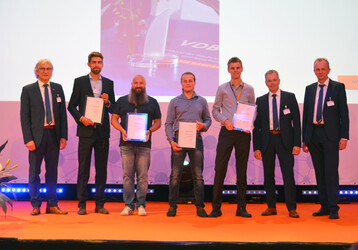 Preistrger: VDBUM-Prsident Peter Guttenberger (r.) und die Vorstandsmitglieder Dirk Bennje (l.) und Prof. Jan Scholten (2.v.l.) mit den Gewinnern des VDBUMFrderpreises 2022 und dem Preistrger des Sonderpreises fr Start-ups.