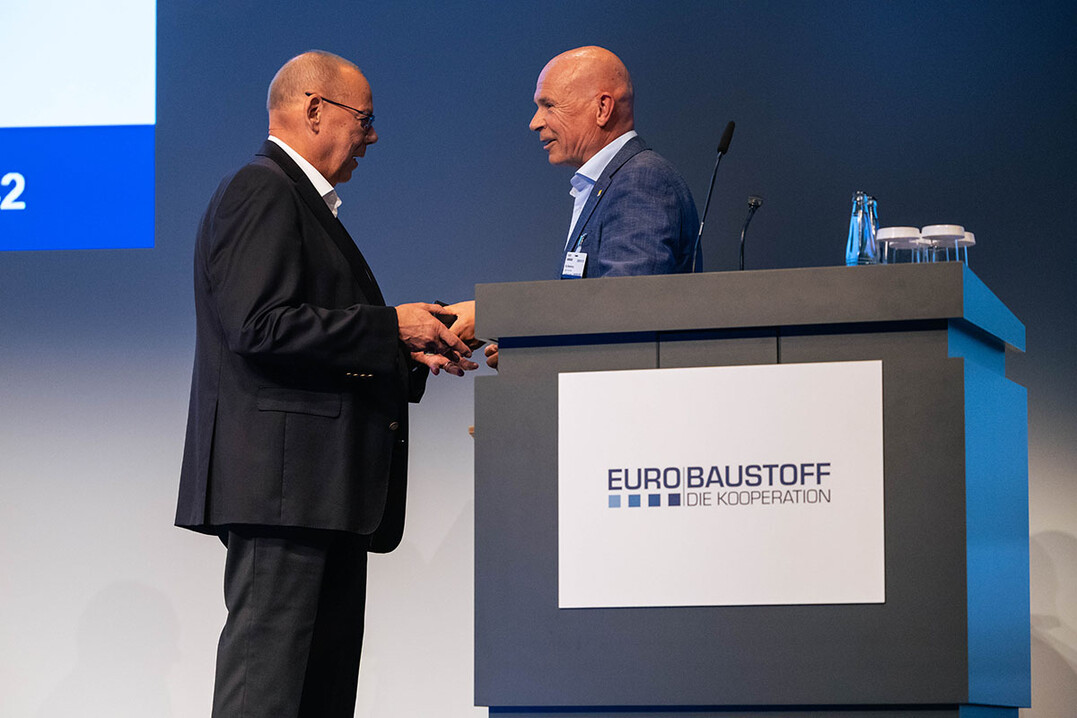 EUROBAUSTOFF Aufsichtsrats-vorsitzender Boy Meesenburg dankte Jrg Hoffmann auf der Bhne in Hamburg fr seine Leistungen und die damit verbundene Verantwortung rund um das Zahlenwerk sowie fr die finanzielle Stabilitt der Kooperation.