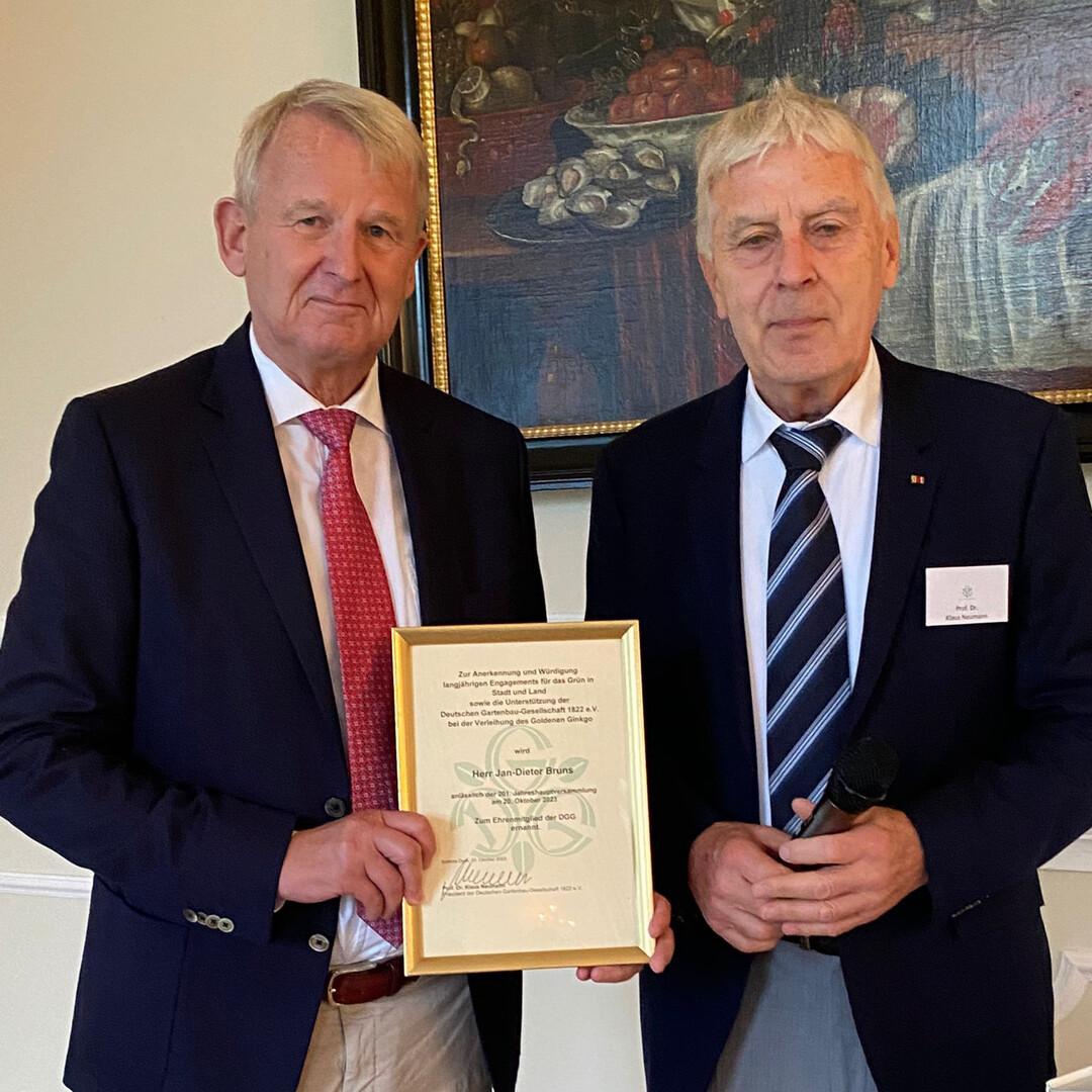 Im Rahmen der 201. Jahrestagung der Deutschen Gartenbau-Gesellschaft wurde Jan-Dieter Bruns zum Ehrenmitglied der DGG ernannt. Prof. Dr. Klaus Neumann berreicht die Urkunde an Jan-Dieter Bruns
