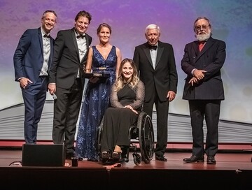 . Marketingleiterin Sarah Gewert nahm die vom Marketing Club Frankfurt vergebene Trophe im Rahmen einer Markengala in der Frankfurter Alten Oper aus den Hnden der mehrfachen Bahnrad-Olympiasiegerin Kristina Vogel entgegen.