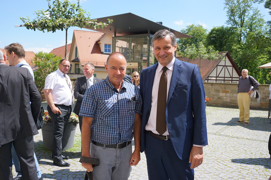 Thomas Westenfelder, stellv. Vorstandsvorsitzender des Verbandes Garten-, Landschafts- und Sportplatzbau Baden-Württemberg e. V. im Gespräch mit FDP Fraktionsvorsitzenden Dr. Hans-Ulrich Rülke MdL.
