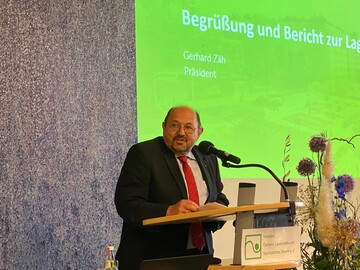 VGL Bayern-Prsident Gerhard Zh begrte die Mitglieder im Hopfenmuseum Wolznach.
