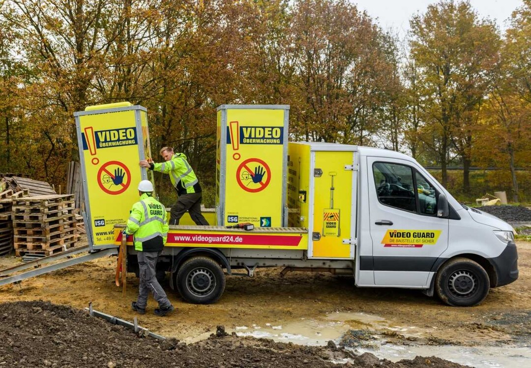 Schnell einsatzbereit: Dank der fnf lagerfhrenden Standorte, einer guten Transportfhigkeit der Gerte und unkomplizierter Installation ist das kamerabasierte berwachungssystem Video Guard in kurzer Zeit auf der Baustelle.