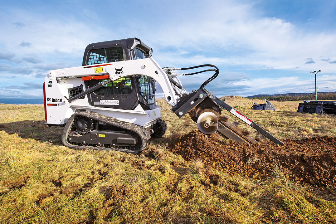 Skid-Steer-Lader und Raupenlader wie dieser Bobcat T450 haben sich einige spezielle Einsatzfelder bei Bau- und Grnprofis bewahrt.