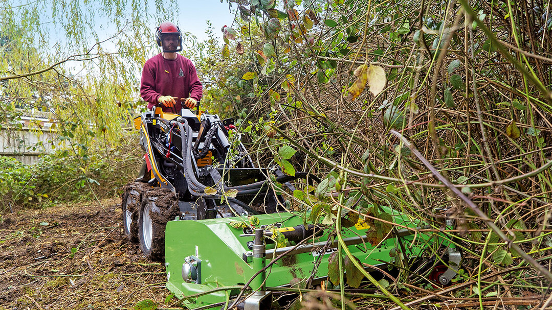Handgefhrte kompakte Skid-Steer-Lader sind buchstbliche Multitalente  hier der Tobroco-Giant SK25D beim Arbeiten in der Gehlzpflege.