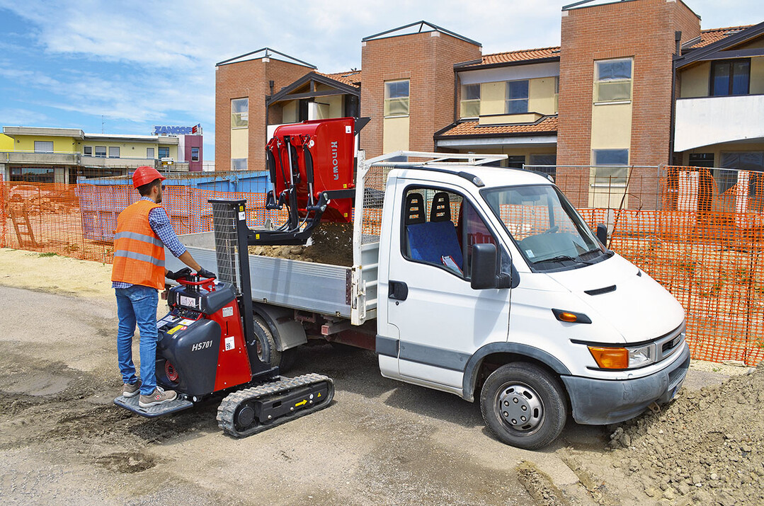 Hufig bleibt das Laden und Transportieren  hier mit einem Modell von Hinowa  im Vordergrund der Verwendung von Raupendumpern.