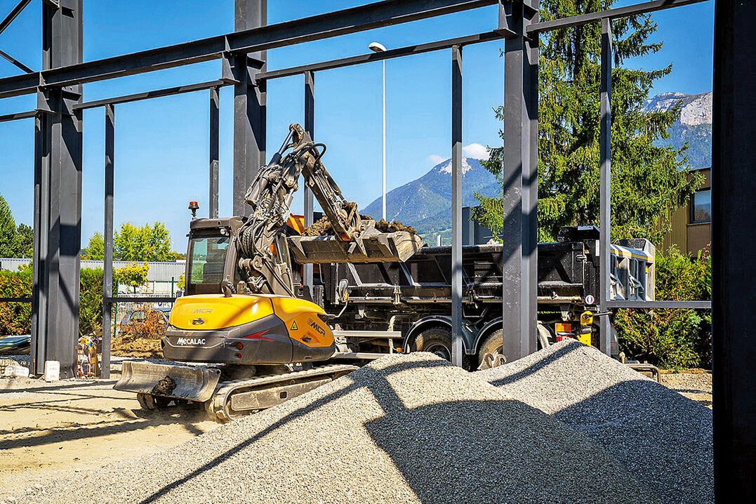 Kompakter Bagger, Lader und Allesknner  der Mecalac 6MCR kann die Arbeiten von mehreren verschiedenen Maschinen auf einer Baustelle bernehmen.