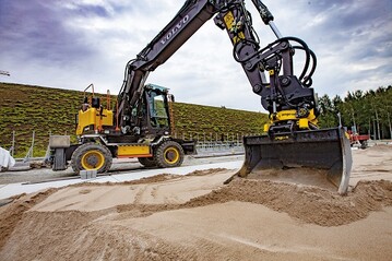 Engcon ist ein weltweit fhrender Hersteller von Tiltrotatoren (einem Handgelenk fr Bagger) und Anbaugerten, mit denen die Flexibilitt, Przision und Sicherheit bei der Arbeit mit Baggern gesteigert wird.