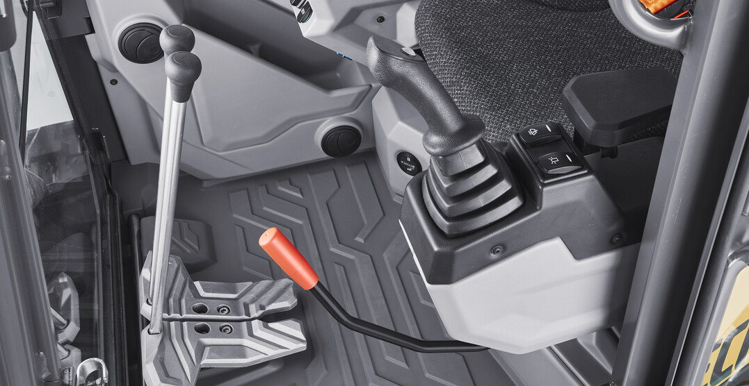 Hand und Fu: Mit griffigem Joystick, Fingertip-Steuerung und exakt ansprechenden, breiten Fahrpedalen lsst sich przise arbeiten.