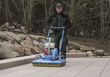 Der Einsatz des Rollenrttlers VPR 700 von Weber MT brachte die gewnschte Arbeitserleichterung fr das Team Grabandt. 