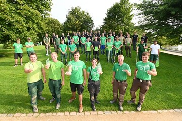 Gruppenfoto der Siegerteams, Teilnehmer*innen sowie Juroren im Park der Grten 
1.R.,v.l.n.r: Lucas Mierke, Onno Ackermann, Levi Ellmers, Ronja Beneke, Henrik 
Kattenbaum,. Markus Glosemeyer  
