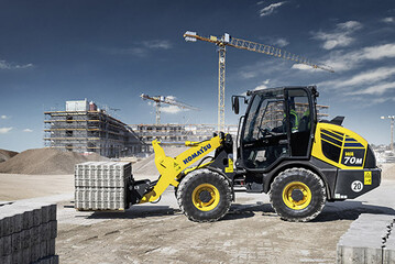 Der Komatsu Kompaktradlader WA70M-8 im Baustelleneinsatz.