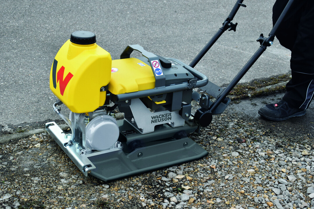 Wacker Neuson erweitert seine zero emission-Serie um die erste akkubetriebene, vorwrtslaufende Vibrationsplatte auf dem Markt, die Wacker Neuson 1850e. Die Vibrationsplatte berzeugt mit Emissionsfreiheit, Lrmreduzierung und komfortabler Handhabung sowie mit einem einzigartigen, modularen Akkukonzept.