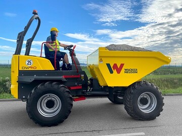 Mit den optimierten Raddumpern DW60 und DW90 von Wacker Neuson funktioniert ein wirtschaftlicher und sicherer Materialtransport.
