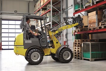 Der Elektroradlader WL20e ist Teil der zero-emission-Serie von Wacker Neuson, die darber hinaus zwei Akkustamper, den dual power-Minibagger sowie einen Kettendumper umfasst. 