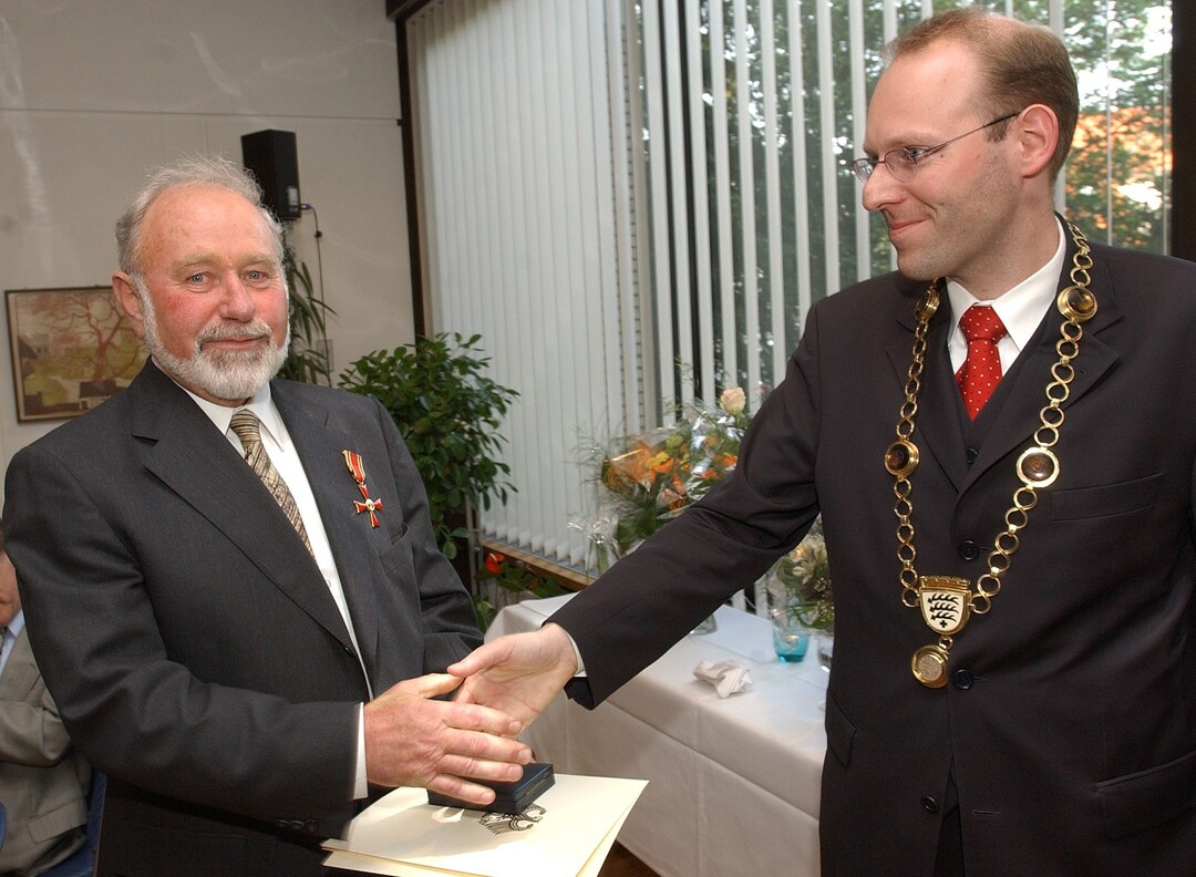 Im Jahr 2003 erhieltKarl Walker das Bundesverdienstkreuz.