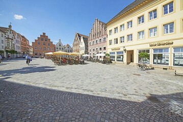 Der neue Marktplatz von Warendorf prsentiert sich barrierefrei und bietet eine hohe Aufenthaltsqualitt. 