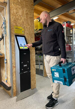 Wattro-Terminal: einfach vorbeigehen und per Touch im Lager aus- oder einchecken