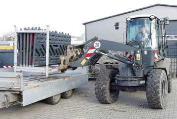 Der weycor Schwencklader 480 S kann den Schwenkarm um jeweils 90 nach links oder rechts drehen. Laden ist sozusagen um die Ecke mglich.