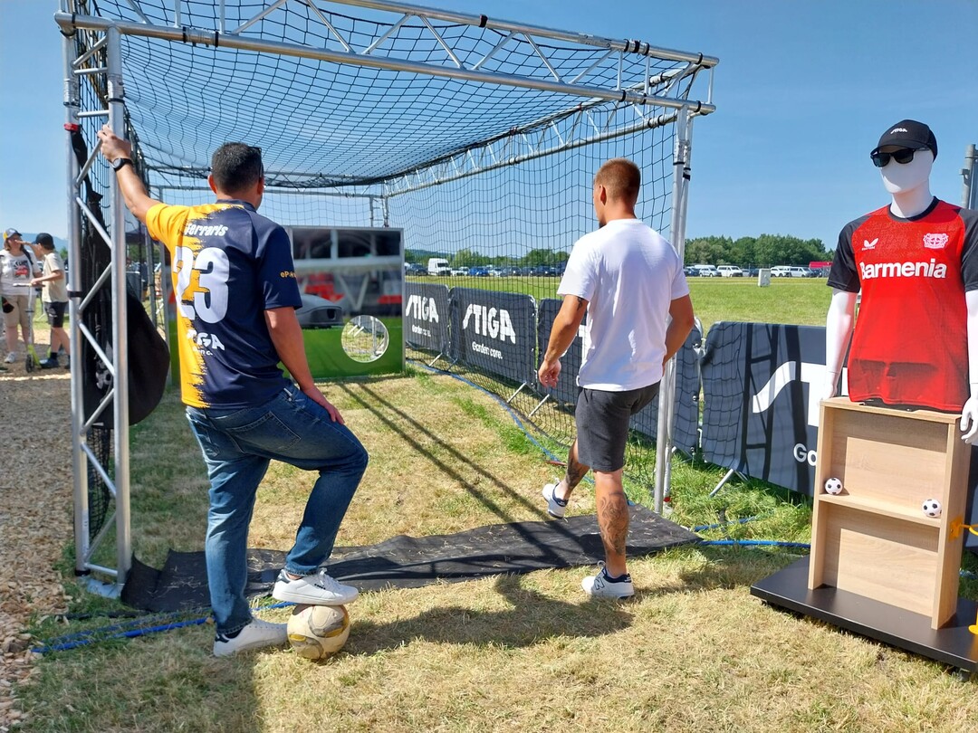 Zielsicherheit ist gefragt beim Torwandschieen von Stiga. Zu gewinnen gibt es ein Trikot von Bayer Leverkusen.