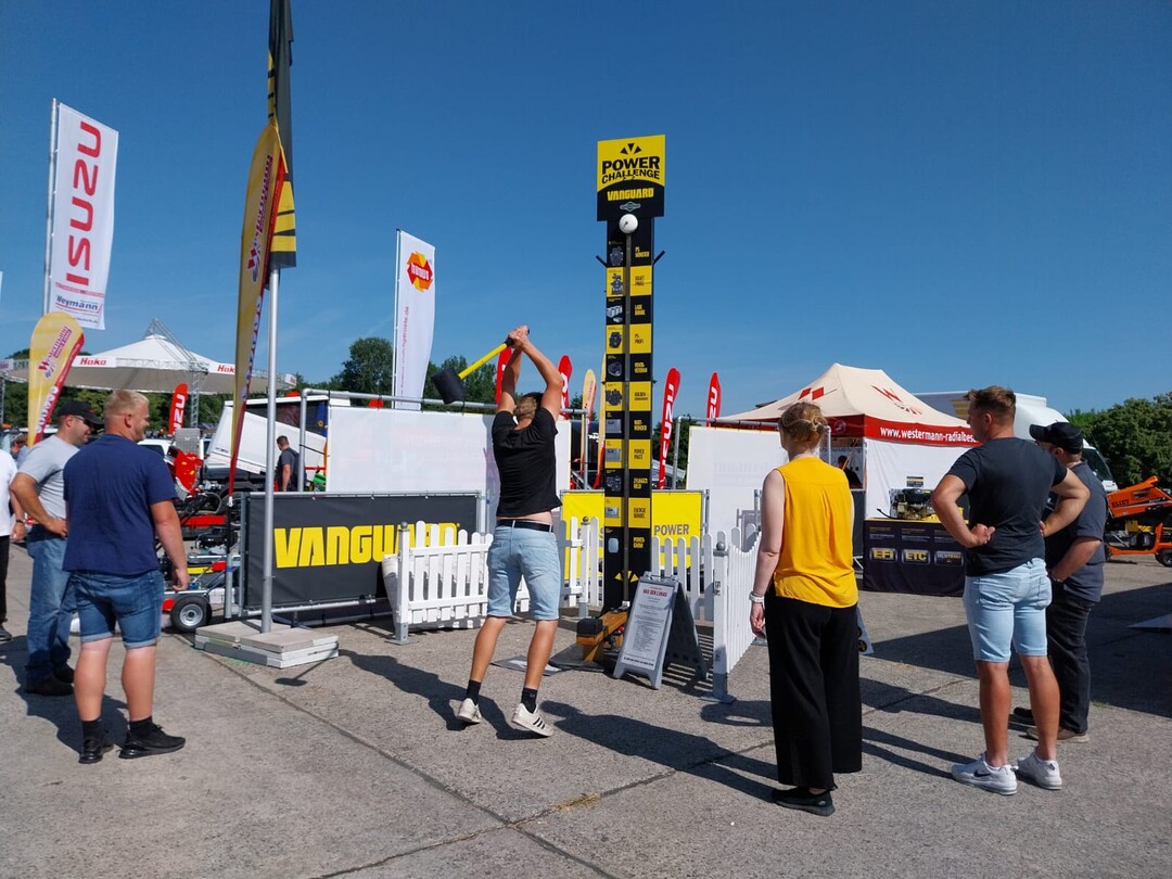 Beidhndig mit dem Hammer wird am "Hau den Lukas" geschafft. Die Jahrmarktattraktion ist zu finden am Stand von Vanguard.