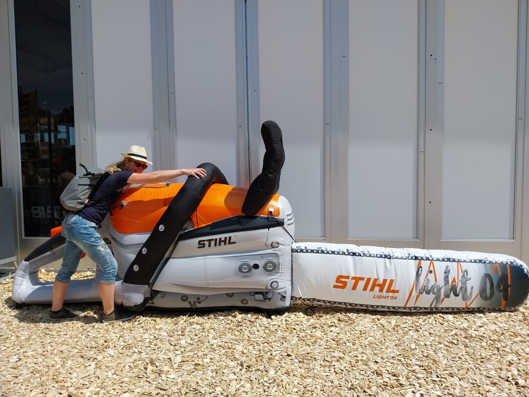 Die wohl grte Motorsge der Messe von Stihl ist ein hbsches Fotomotiv.