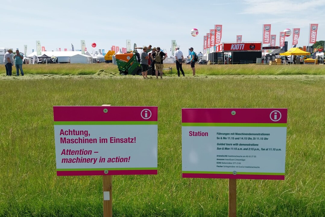 Sattes Grn bietet die Sonderschau Rasen. Hier werden regelmige Fhrungen mit Maschinendemonstrationen angeboten.