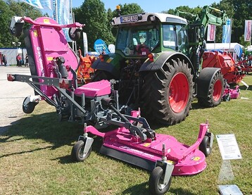 Serienfertigung gestartet: Wiedenmanns neues Hochleistungsmhwerk Tricut mit drei Mheinheiten fr den Einsatz an Schleppern. Im Bild die Vorstellung der Neuheit in pinker Show-Lackierung auf der letzten Demopark. Die Serienmaschinen werden wie bekannt rot lackiert.