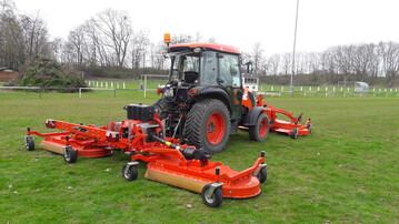 Mit drei Mhdecks an einem Traktor bietet Wiedenmann Kommunen, Dienstleistern und Greenkeepern maximale Produktivitt.