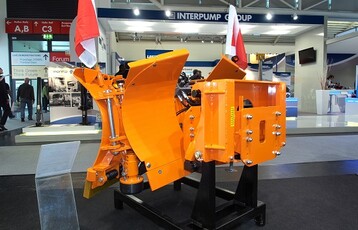Bildunterschrift: Breitenvariables Rumschild der Vario-Baureihe von Wiedenmann: Mit Adapter auch am vorhandenen Radlader nutzbar.