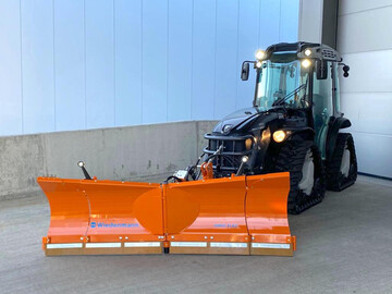 Herausforderungen im Winterdienst drften sich mit dieser Kombination aus Raupentraktor Mach 4 R von Carraro und Rumschild Vario Flex von Wiedenmann souvern meistern lassen. Mit Anbaugerten zur Grnflchenpflege ergeben sich ebenfalls Vorteile