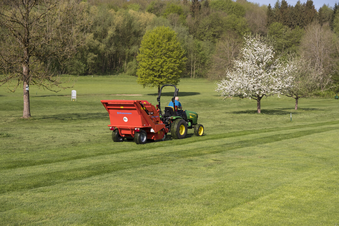 Neue Rasenkehrmaschine Super 1300 M von Wiedenmann: Aufnehmen von Gras und Laub sowie Schlegelmähen und Vertikutieren in einem kompakten Anbaugerät