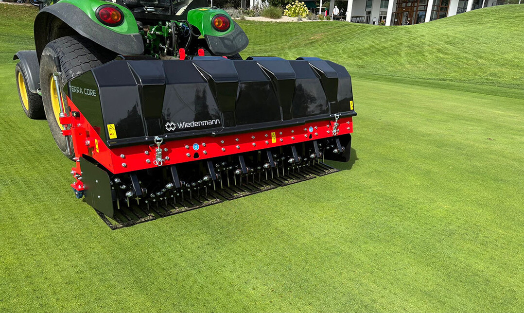Ob Kommune, Golfanlage oder Stadion: Wiedenmanns neuer Terra Core 8 soll den Rasen präzise und wirtschaftlich aerifizieren