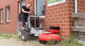 Zahlreiche Anbaumglichkeiten machen den Hylectric zum ausdauernden Allrounder - beispielsweise eine Wildkrautbrste.