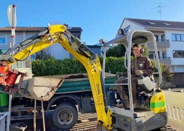 Der Umgang mit Maschinen und das Vermitteln zugehrigen Wissens, zum Beispiel zum 
Arbeitsschutz, gehren schon frhzeitig zur Ausbildung dazu. 